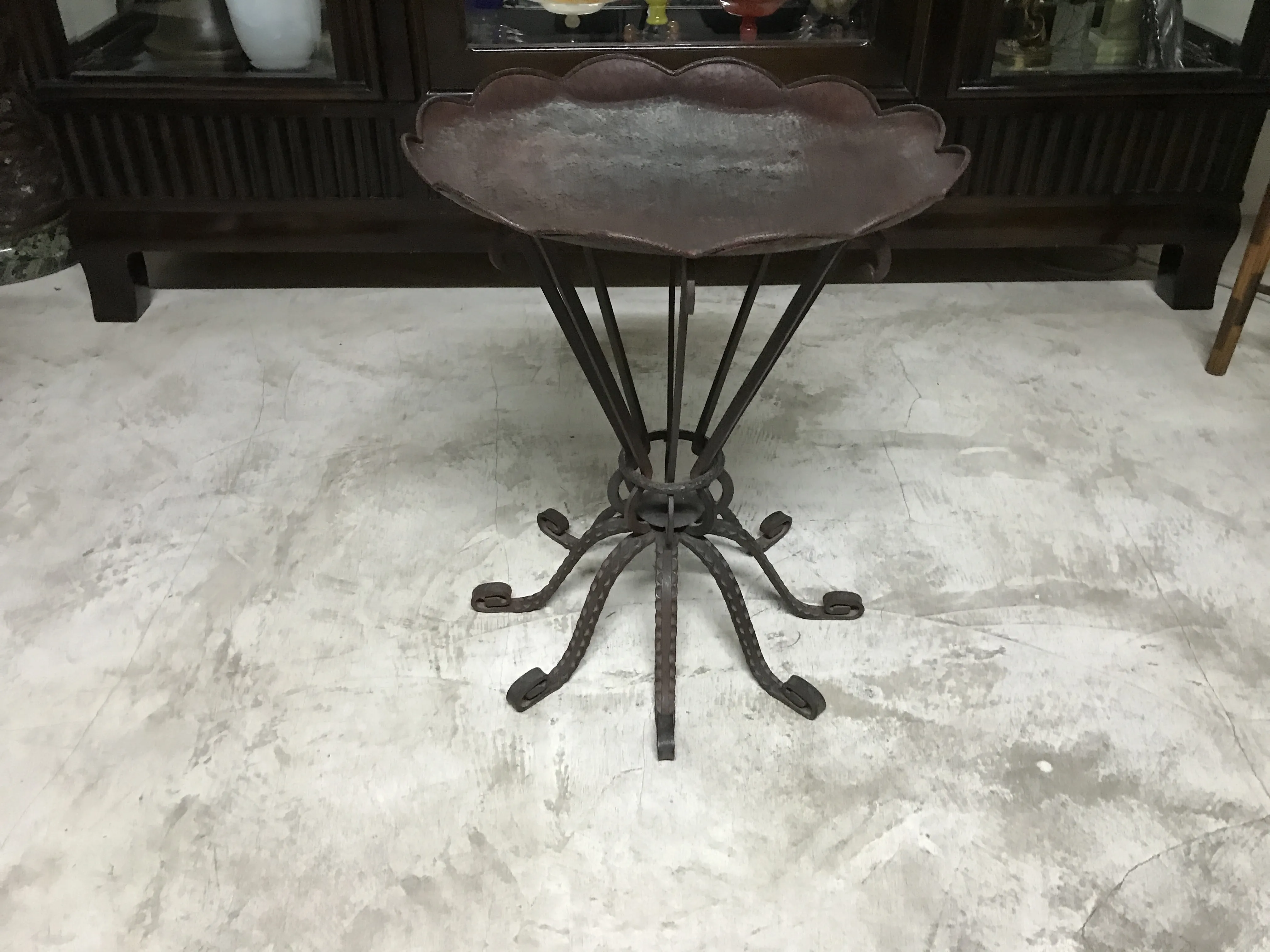 mesa antiga de estilo elegante com base decorada e forma única