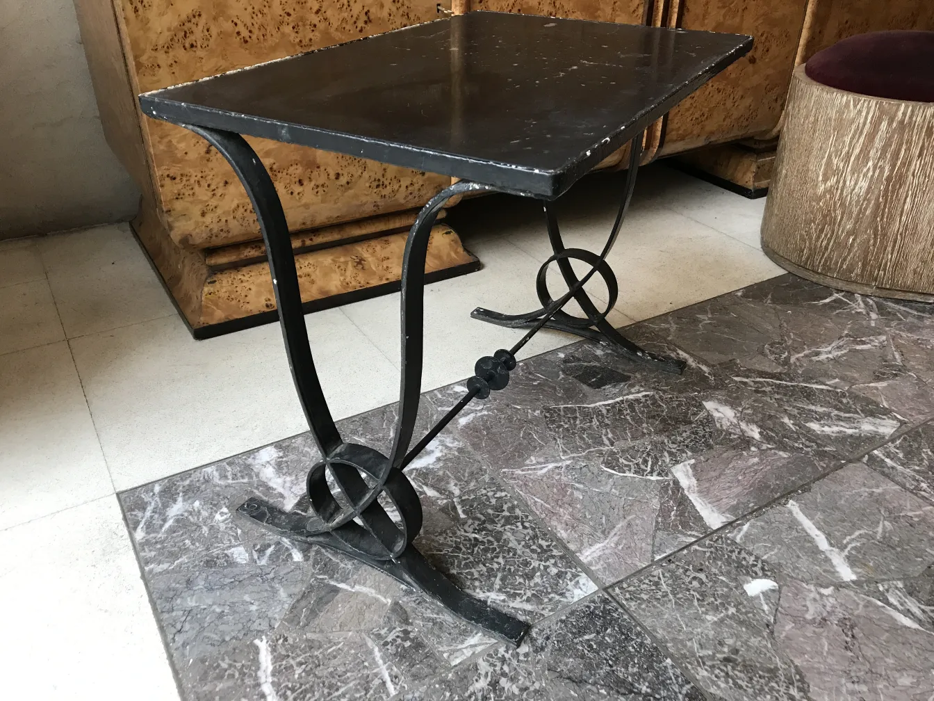 mesa antigua con patas decorativas en un entorno elegante