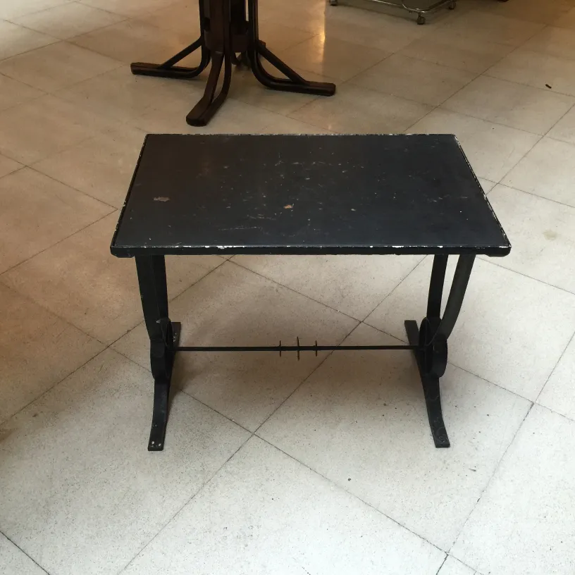 tableau ancien art deco noir avec des pattes élégantes