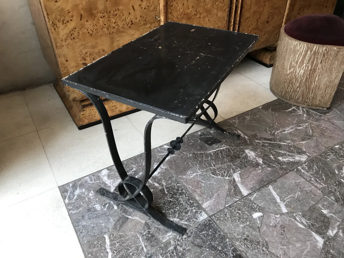 鉄脚の黒いアンティークテーブルがある環境の中で