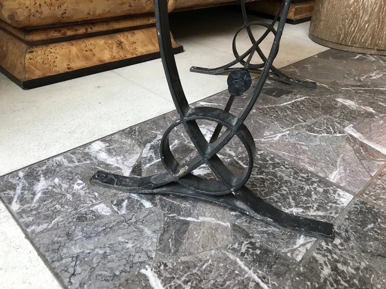 Mesa antigua con patas art déco en un ambiente elegante.