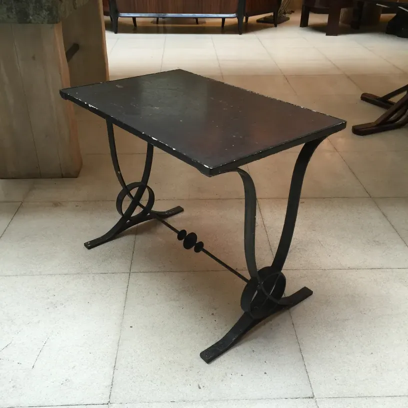 Tavolo antico in stile Art Deco con design elegante e gambe distintive. Atmosfera moderna.