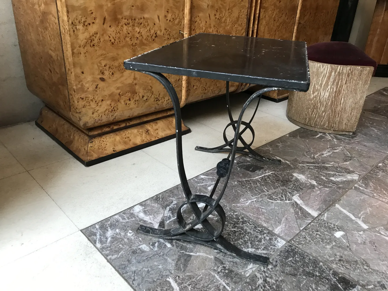 Mesa antigua de estilo Art Deco con diseño elegante y patas curvadas, en un ambiente acogedor.