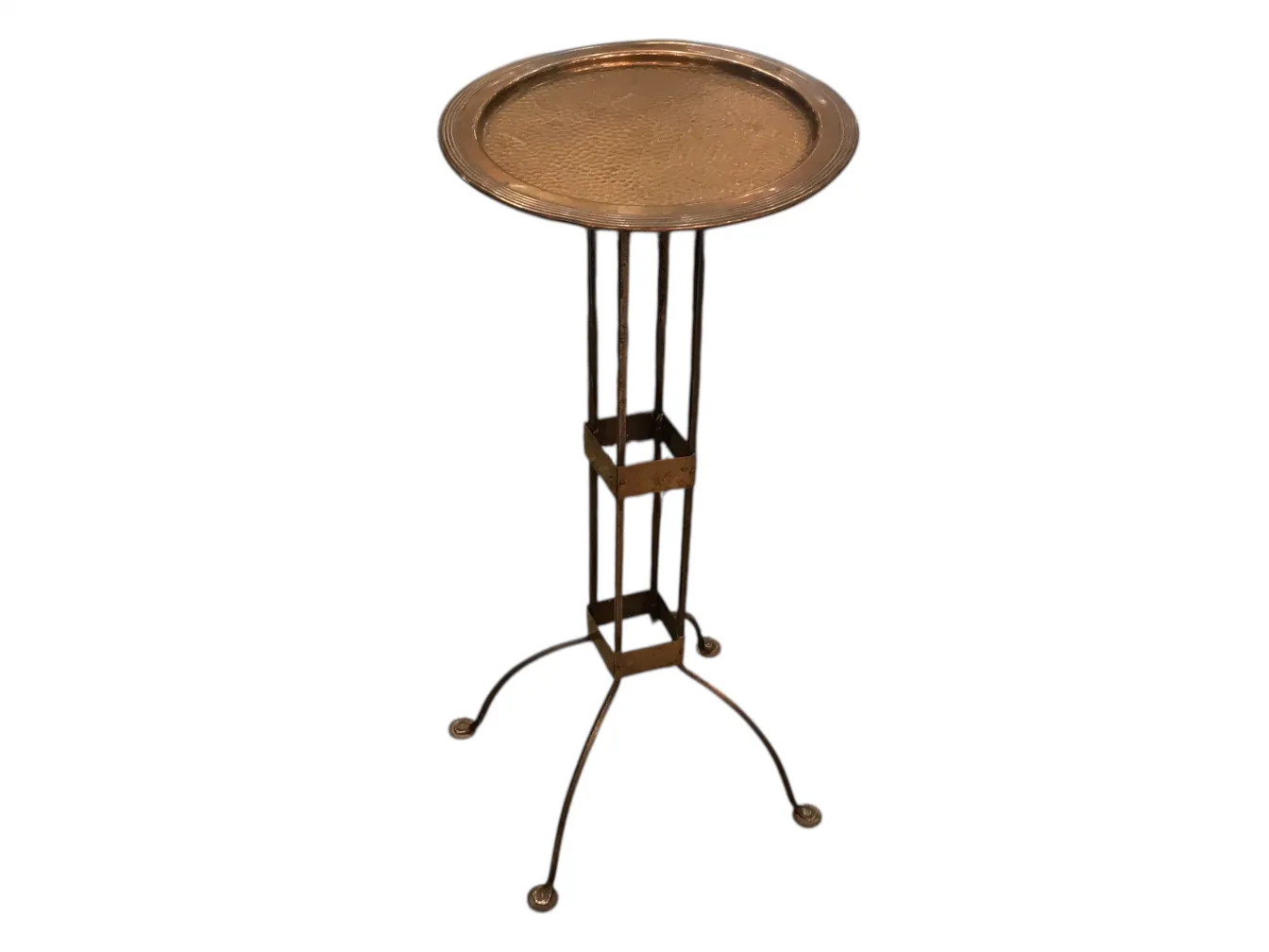 mesa antigua de secesión vienesa con un diseño elegante y bandeja en la parte superior, ubicada en un entorno clásico.