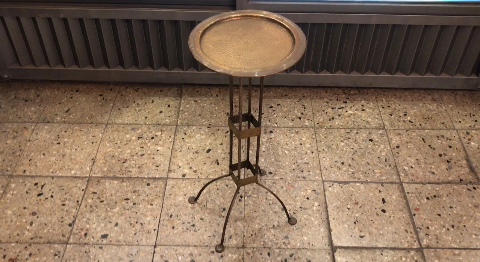 mesa antiga em estilo secessão vienense com formato redondo