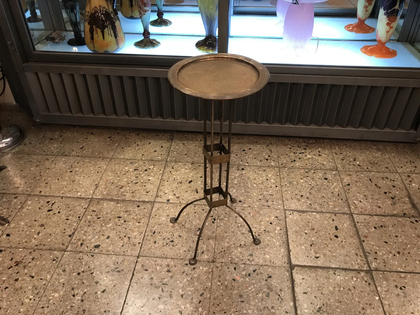 tavolo presenta un design elegante, in un ambiente retrò.