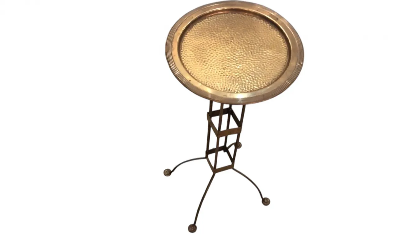 tavolo antico con design secessionista, ambiente elegante e decorativo