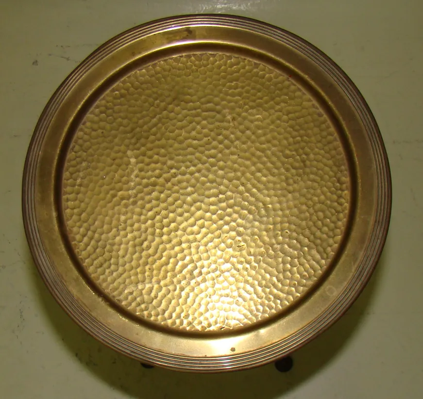 antiker tisch mit design der wiener secession, goldene oberfläche.