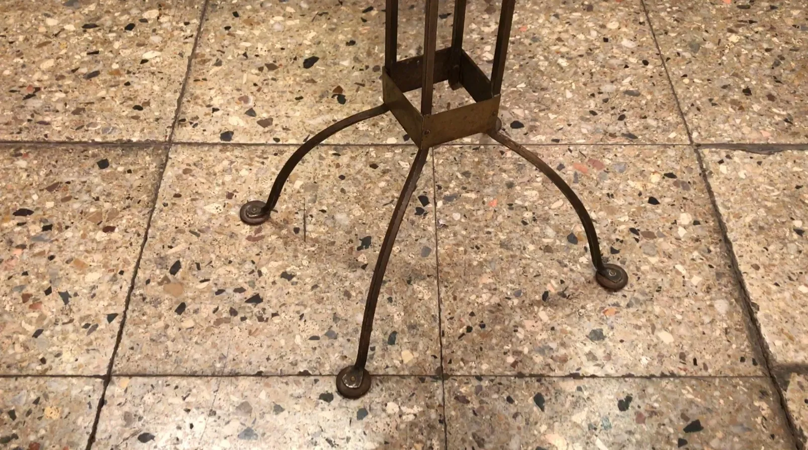 Mesa antiga com design de pernas elegantes em um ambiente clássico