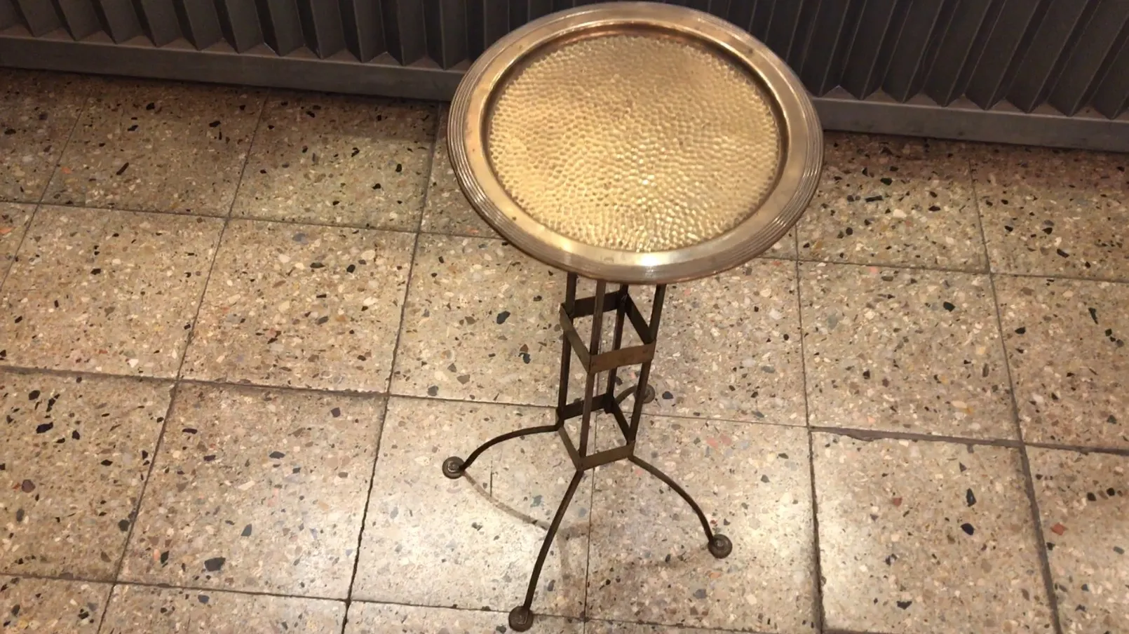 Mesa antigua de estilo Secesión Vienesa con diseño distintivo, en un entorno contemporáneo