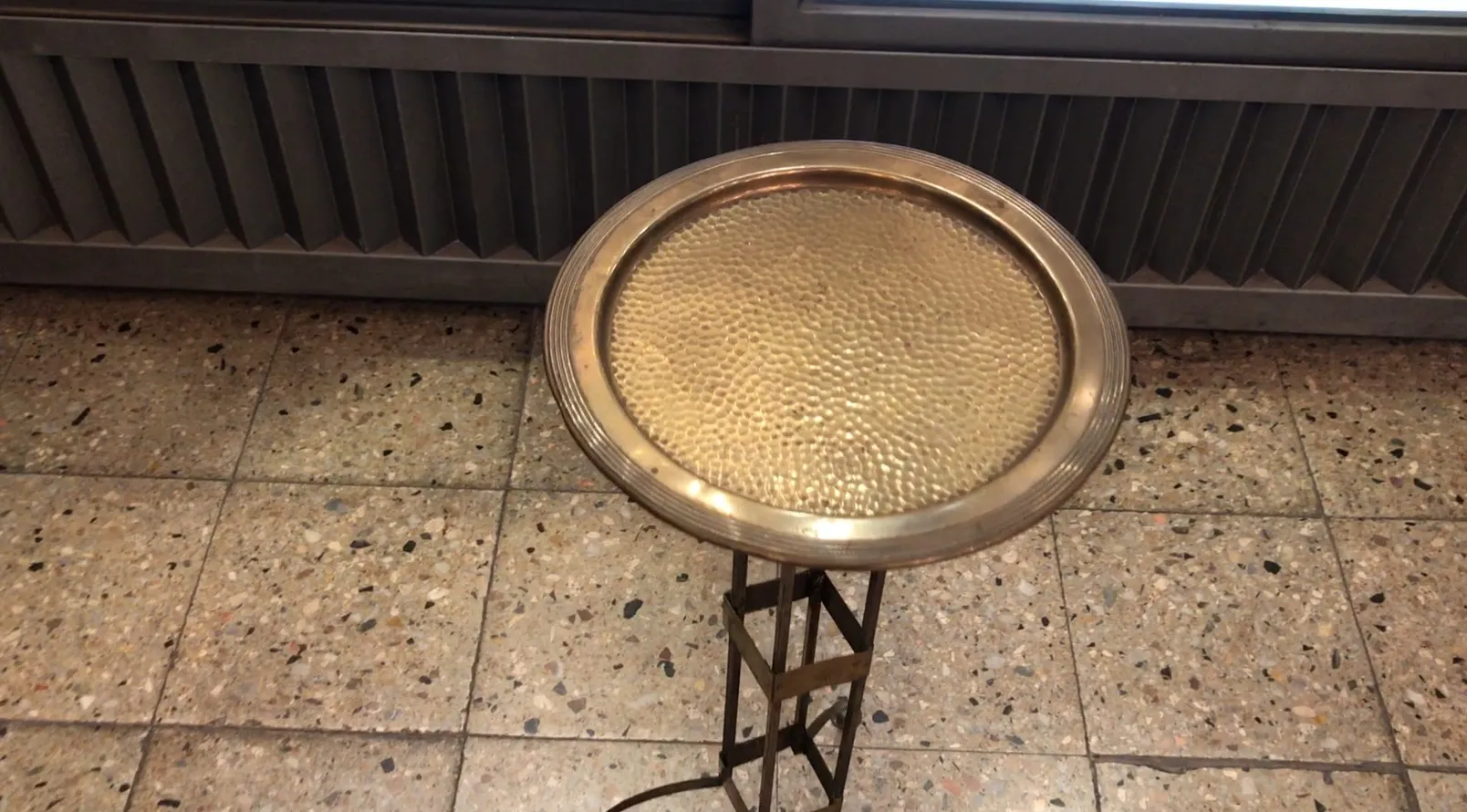 Mesa de estilo antiguo de la secesión vienesa con un acabado detallado, presentada en un entorno moderno.