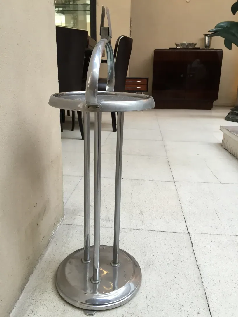 petite table ancienne avec structure en métal et base ronde, dans un cadre élégant