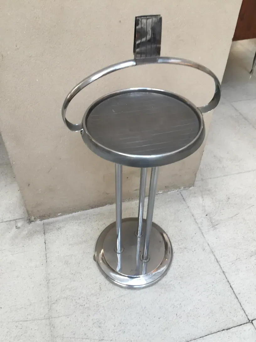 alter runder Tisch mit kreisförmigem Fuß und einfachem Design