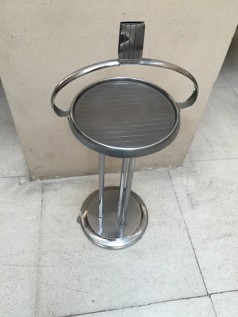 petite table antique avec design rond et lumière douce