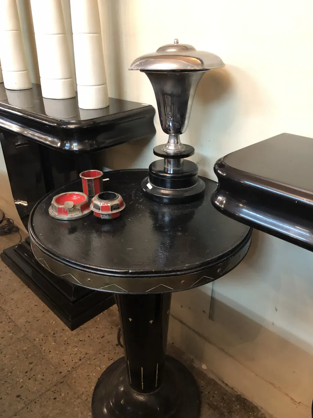 Tavolino antico con decorazione elegante in un ambiente accogliente.