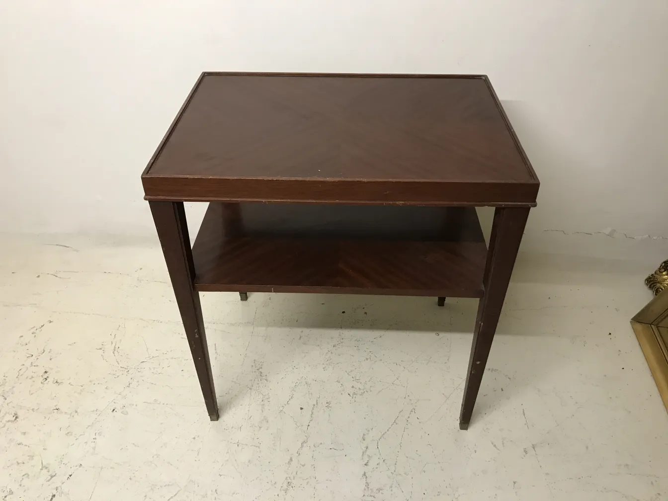 mesa antigua de estilo Art Deco con estante inferior