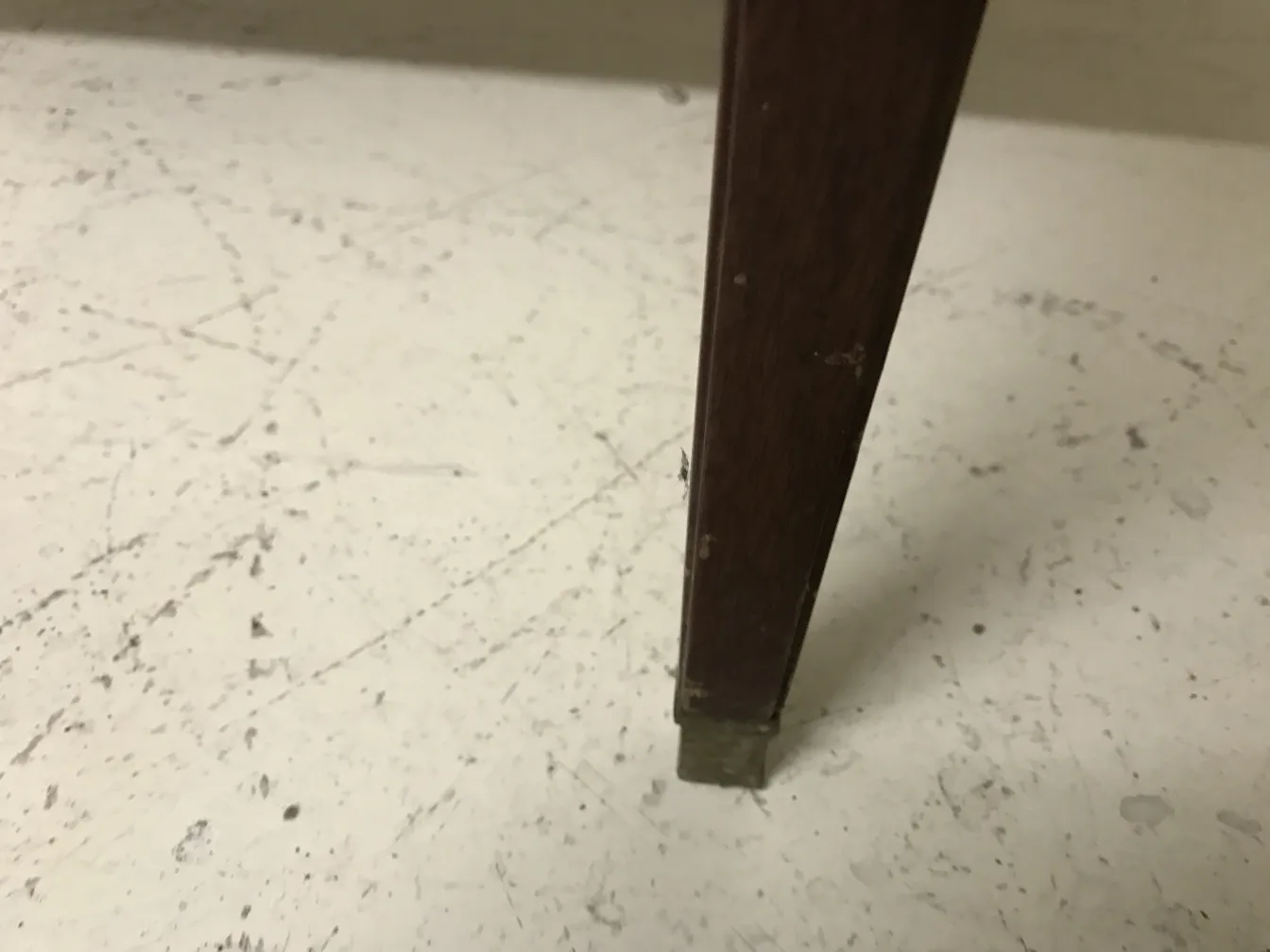 mesa antiga de estilo Art Deco com detalhe decorativo