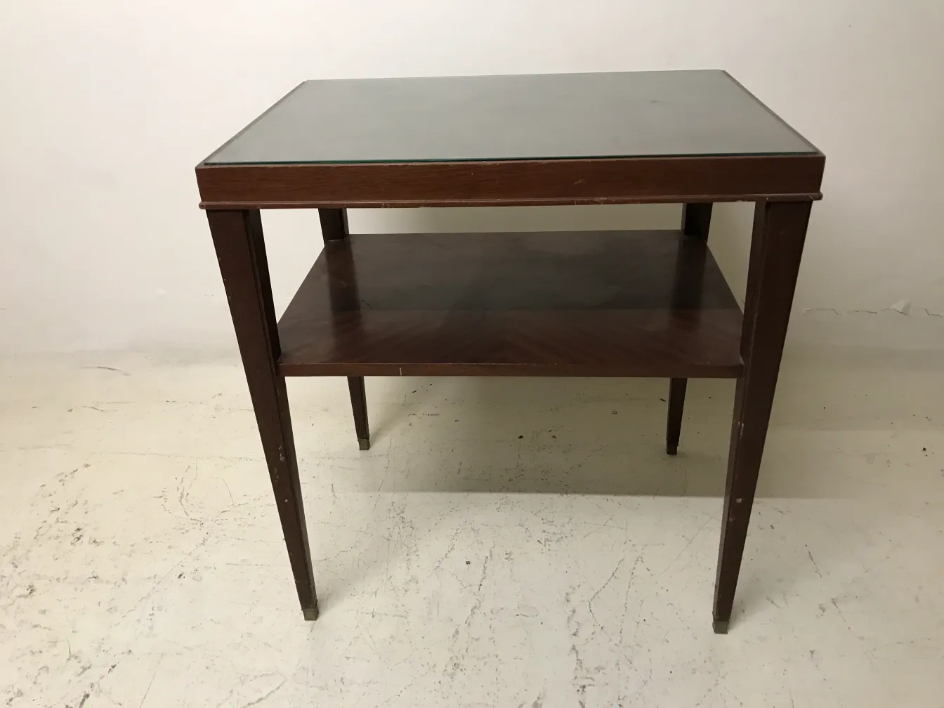 mesa antiga art deco com design simples e prateleira