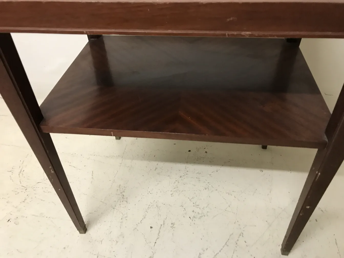 Mesa antigua Art Deco con un estante inferior, patas rectas.