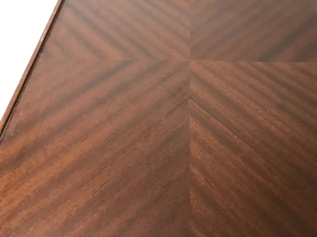 Старый стол в стиле арт-деко с привлекательным темным дизайном на нейтральном фоне.