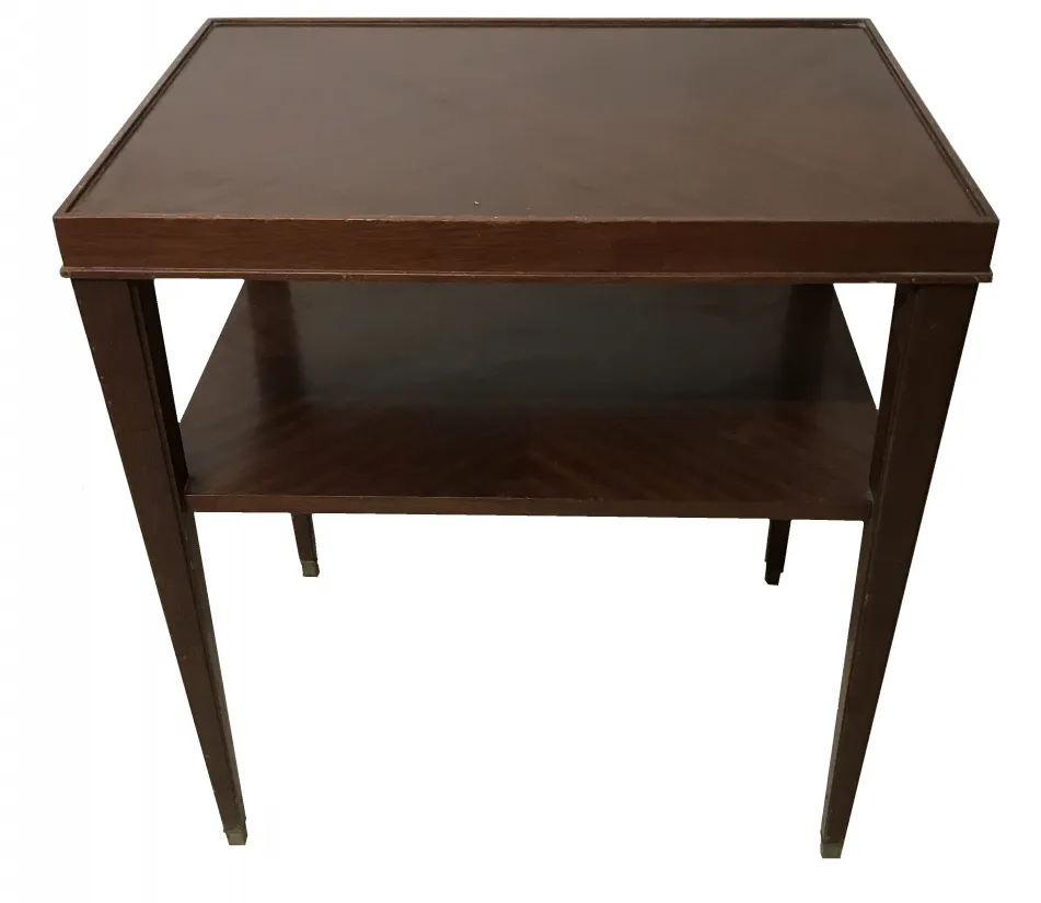 antiker Art Deco Tisch mit unterer Regal in einem gemütlichen Umfeld