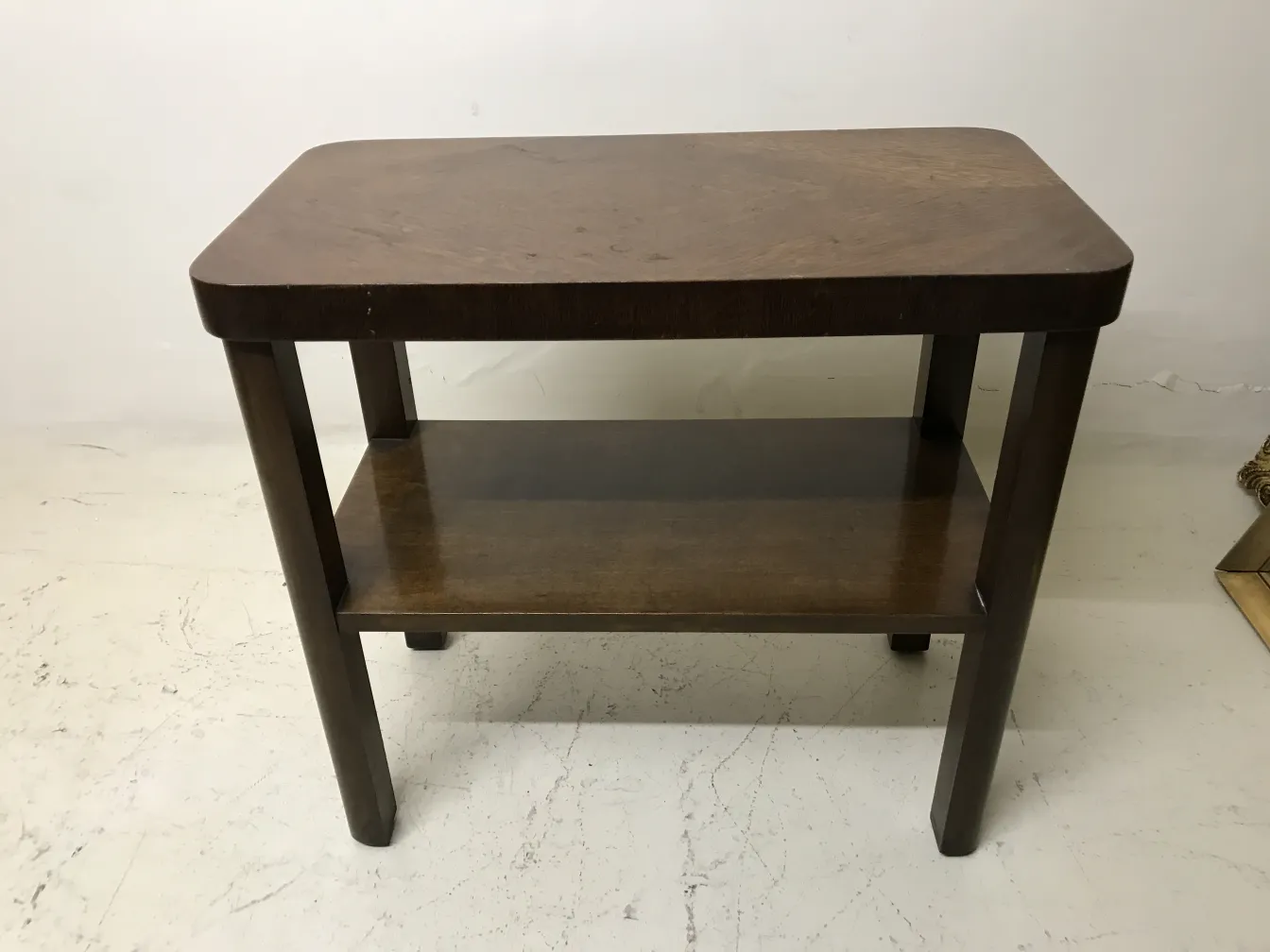 두 개의 선반이 있는 고전 아르 데코 테이블