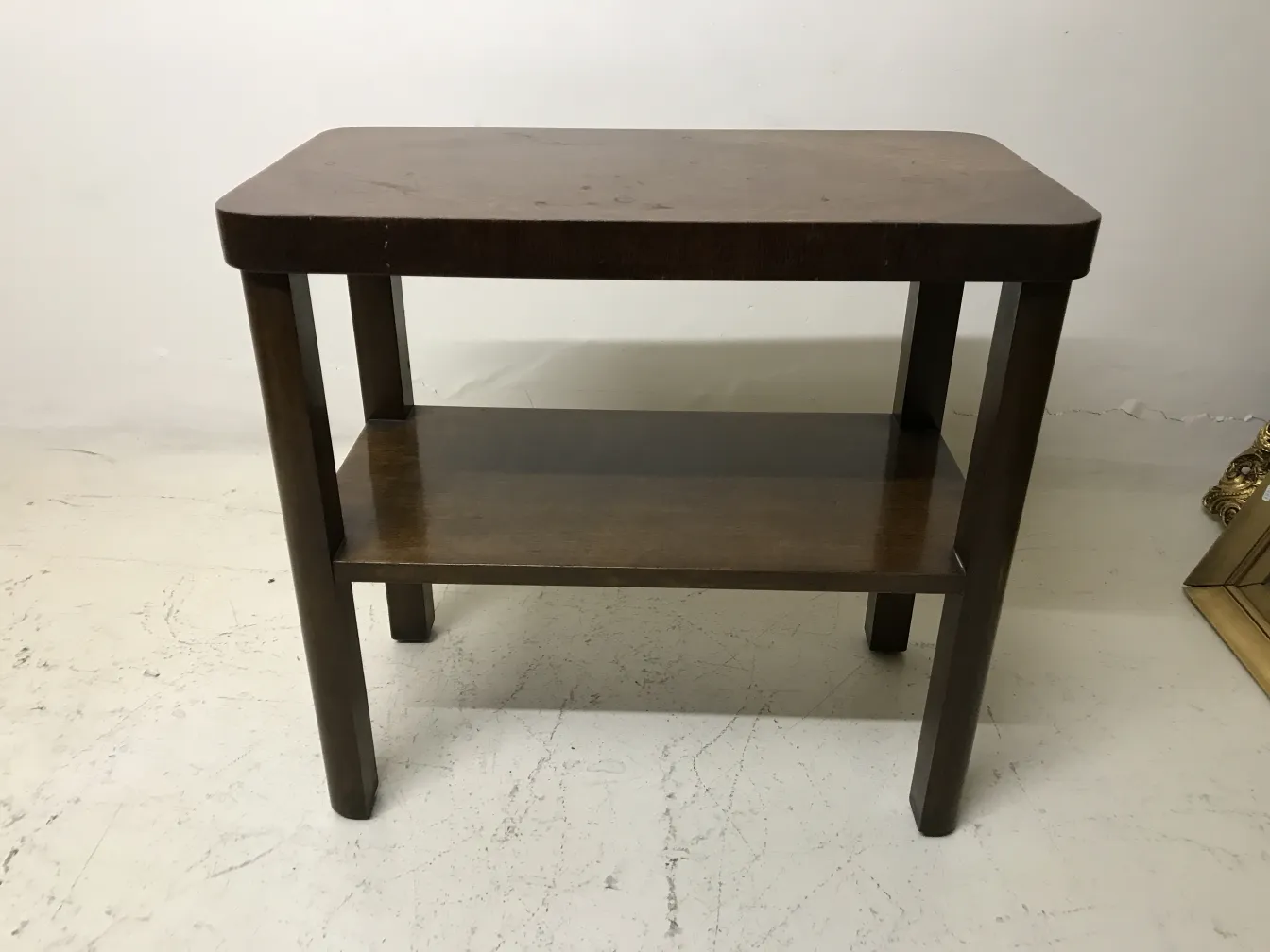 mesa antiga com uma prateleira inferior, cor marrom.