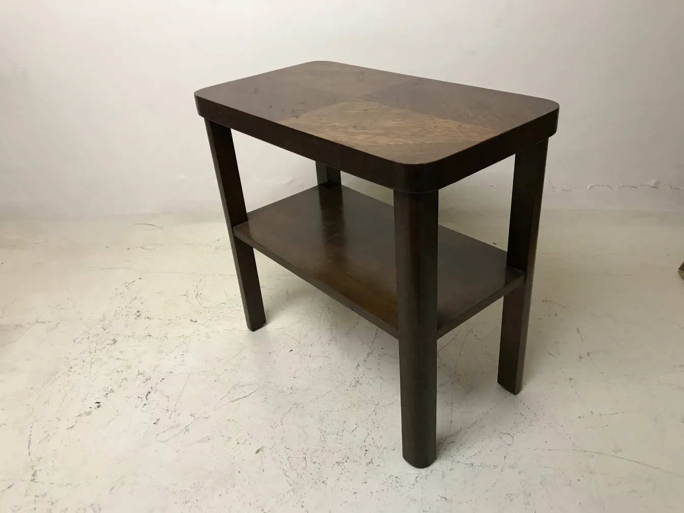 antiker Tisch mit einfachem Design und eleganten Linien