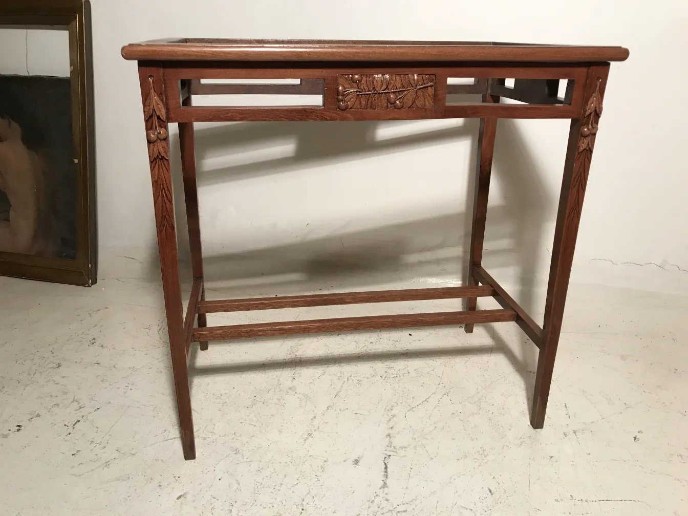 mesa antigua elegante con tallas decorativas