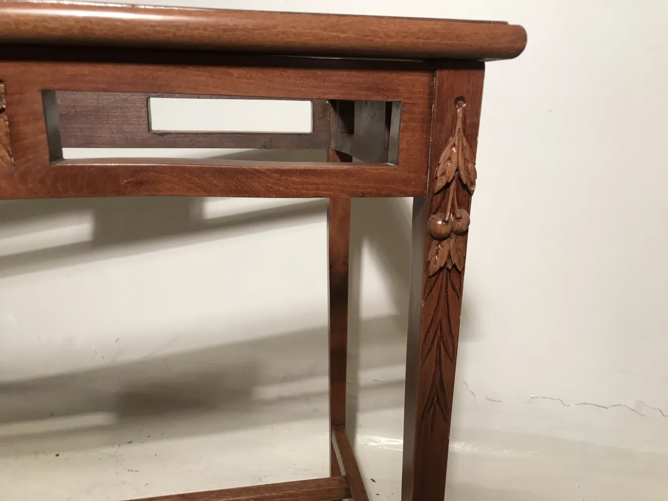 Mesa antiga de arte nouveau com detalhes gravados