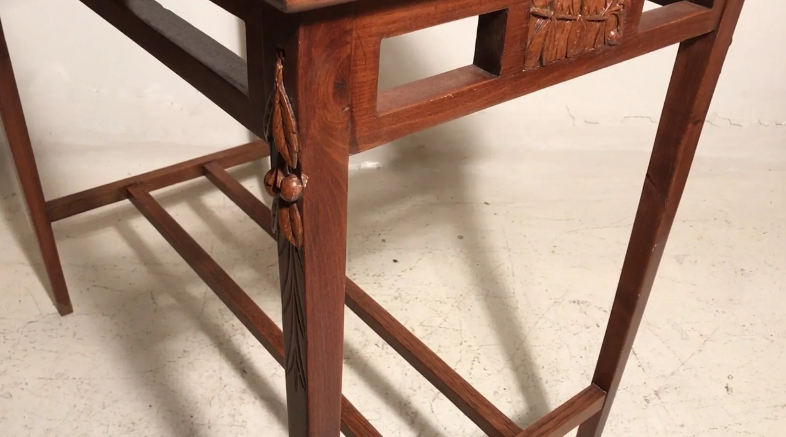 mesa antigua decorativa con detalles art nouveau