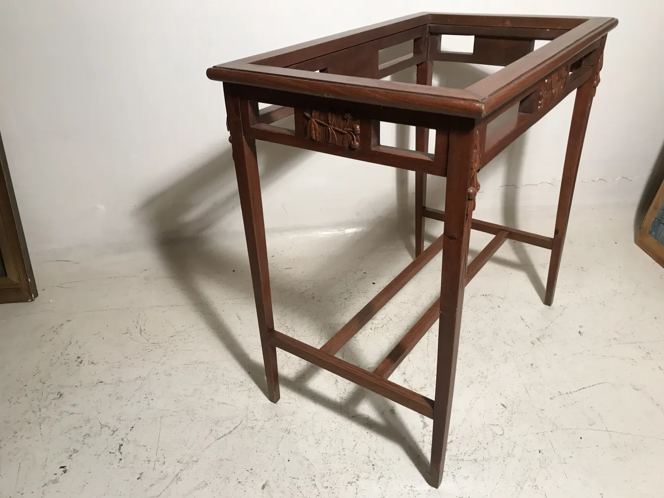 mesa antigua con patas decorativas y diseño en relieve