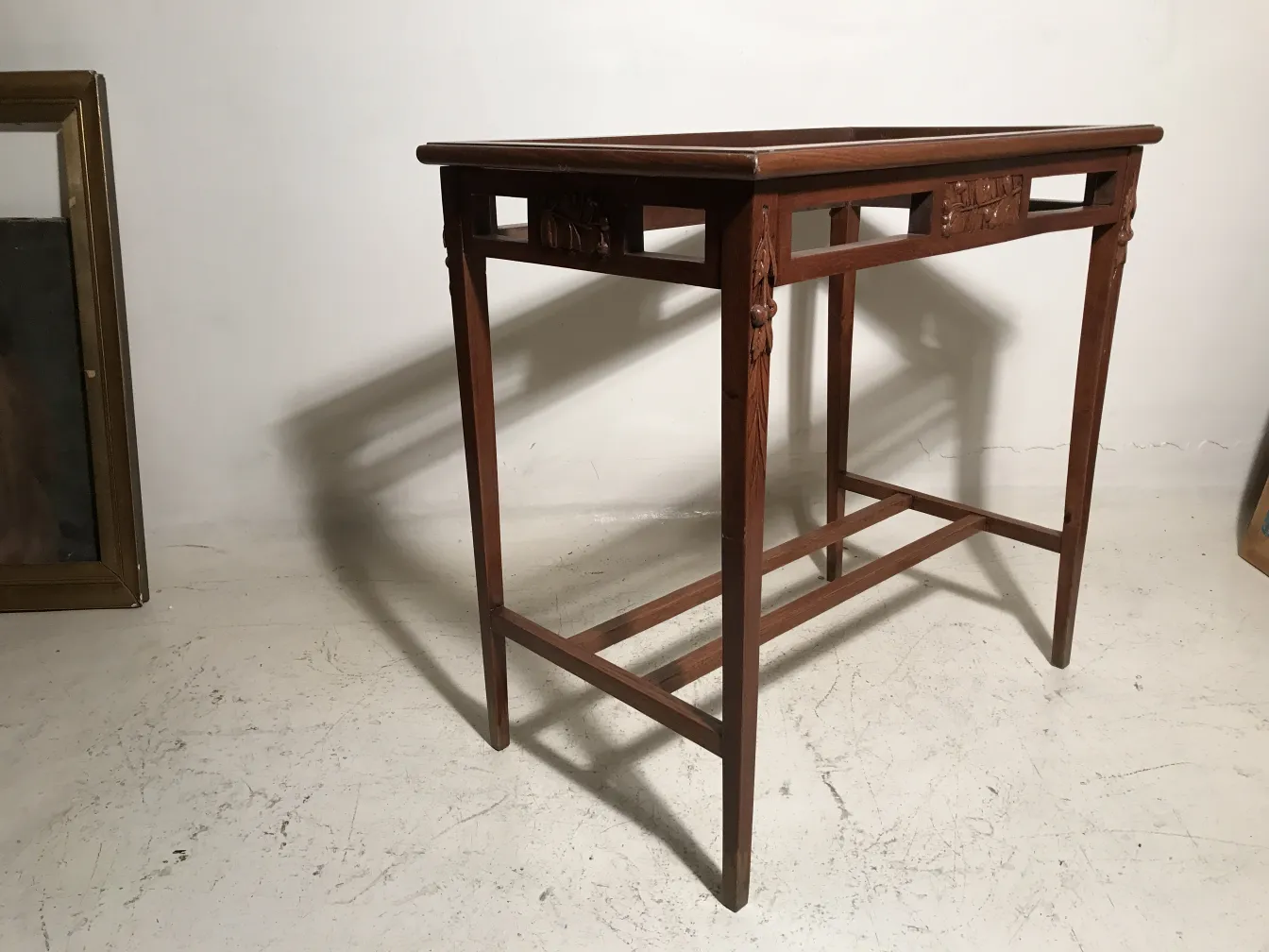 antiker Tisch im Art Nouveau-Stil in neutralem Umfeld