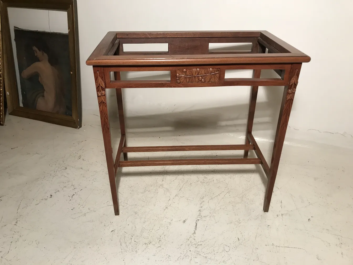 Tableau ancien avec un design Art Nouveau et des détails floraux.