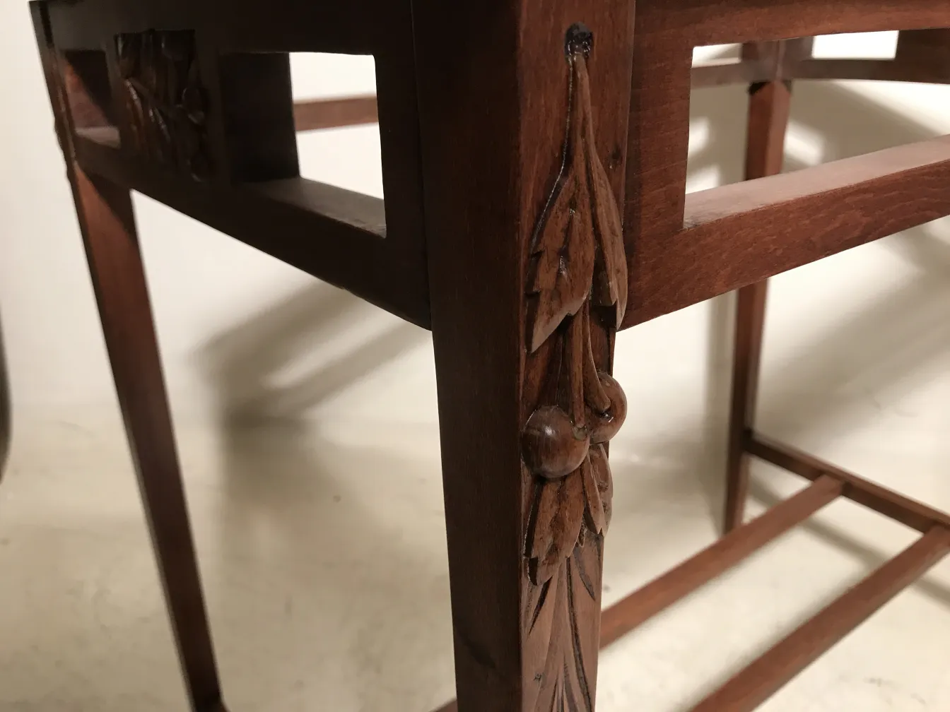 mesa antiga com detalhes art nouveau na estrutura