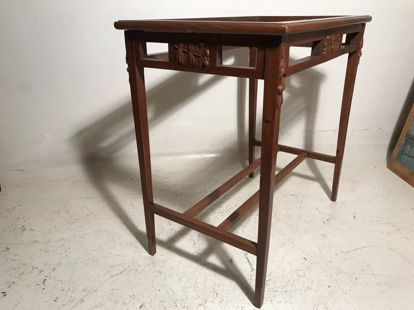 Mesa antiga com pernas talhadas em um ambiente sofisticado.