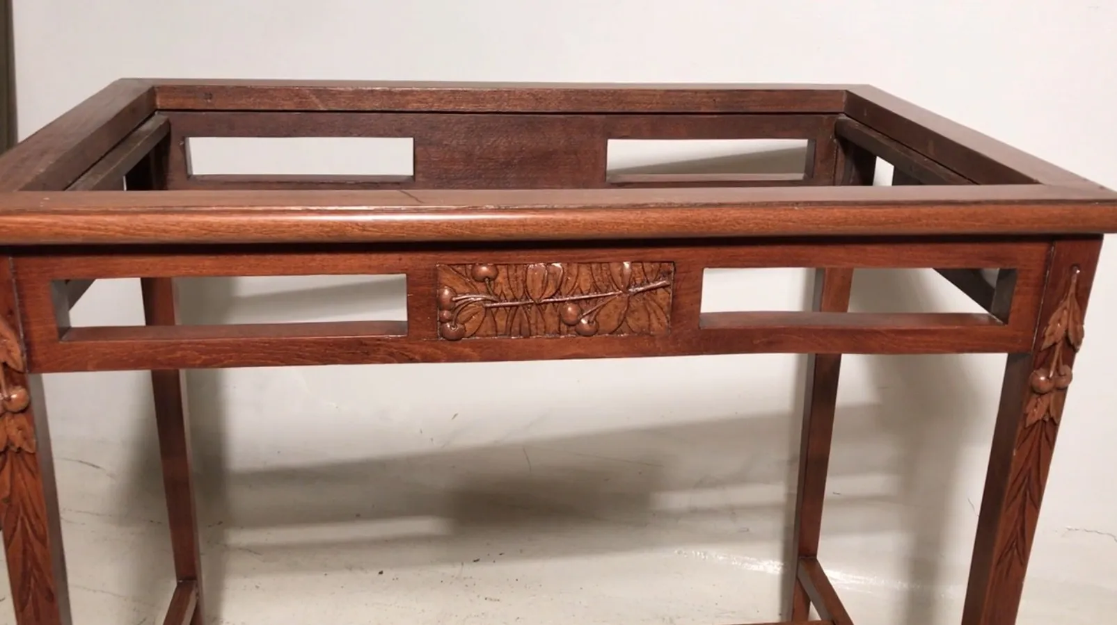 antiker Tisch mit Art Nouveau Dekoration und ornamentalen Details