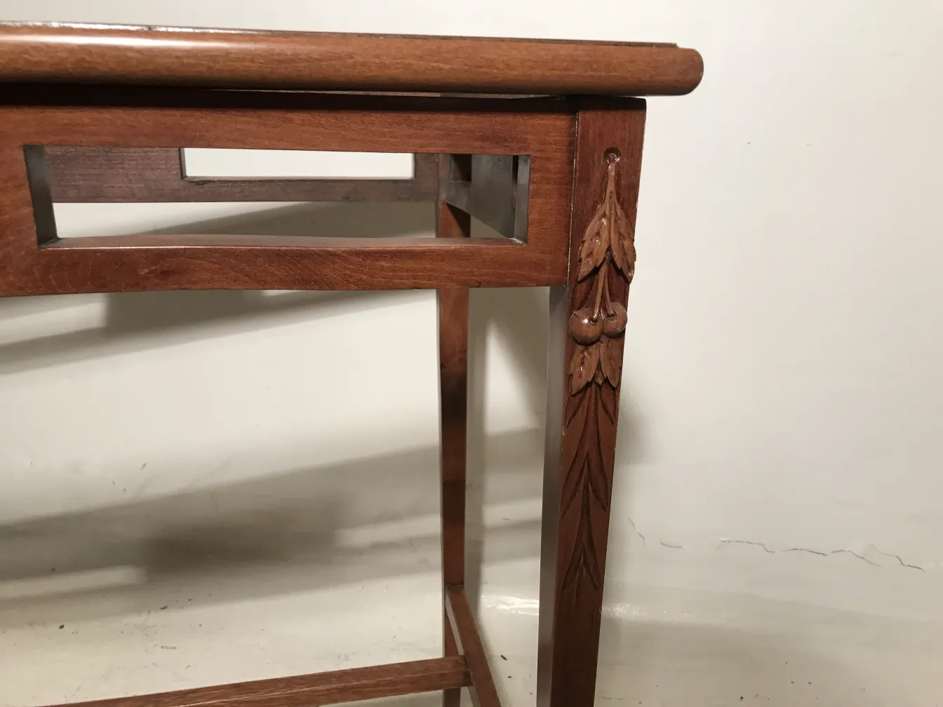 Table ancienne avec structure détaillée dans le style Art Nouveau.