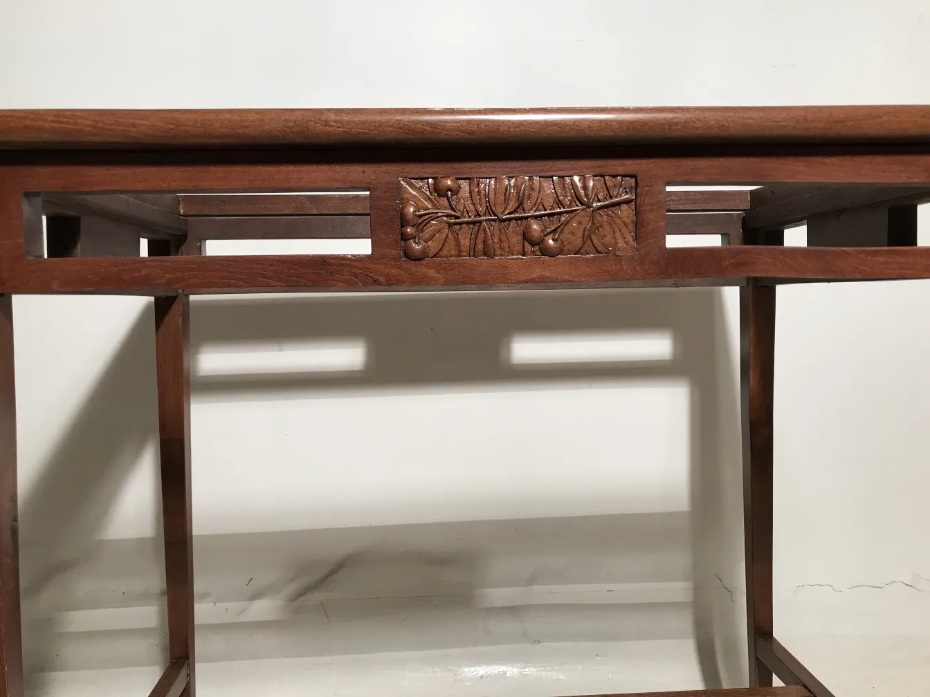 Tavolo antico in stile Art Nouveau con incisioni dettagliate e un'atmosfera elegante.