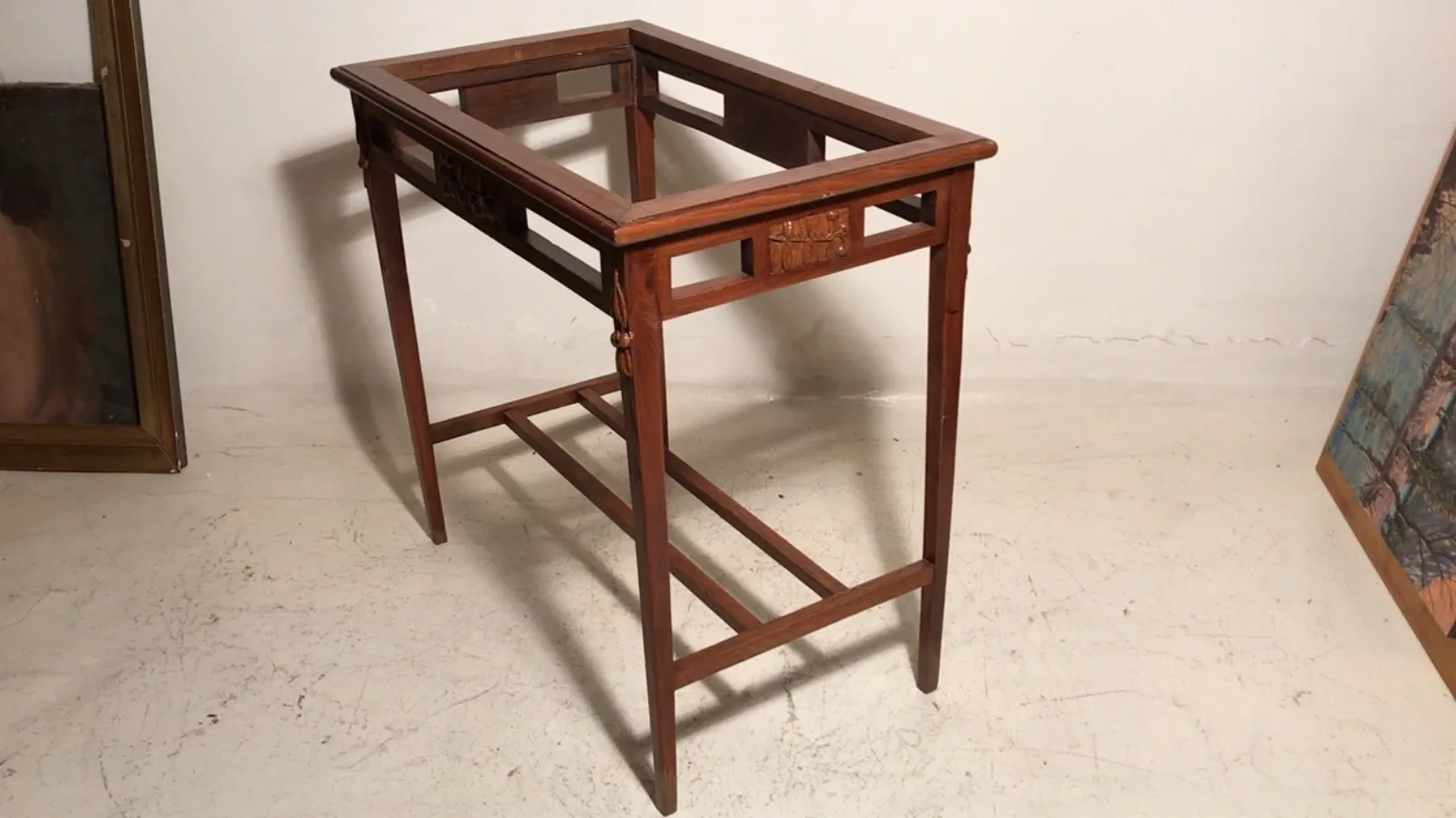 Mesa antigua con diseño Art Nouveau en un ambiente clásico. Ideal como muebles decorativos.