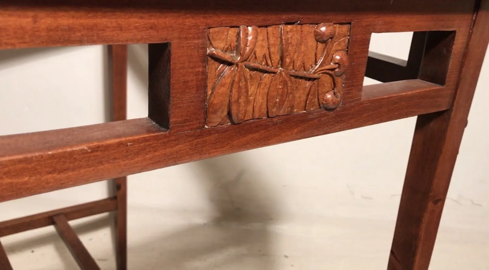 mesa antigua con tallas y detalles decorativos