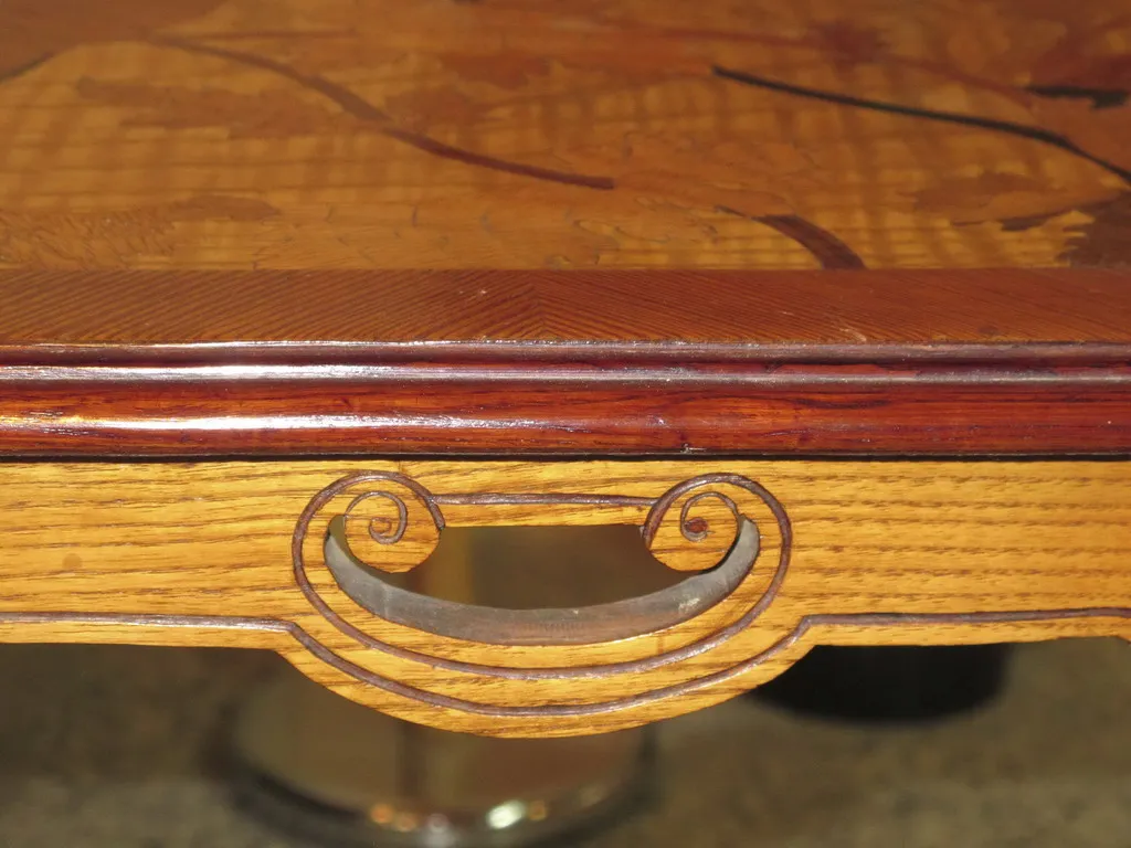 mesa antiga com detalhes ornamentais de émile gallé