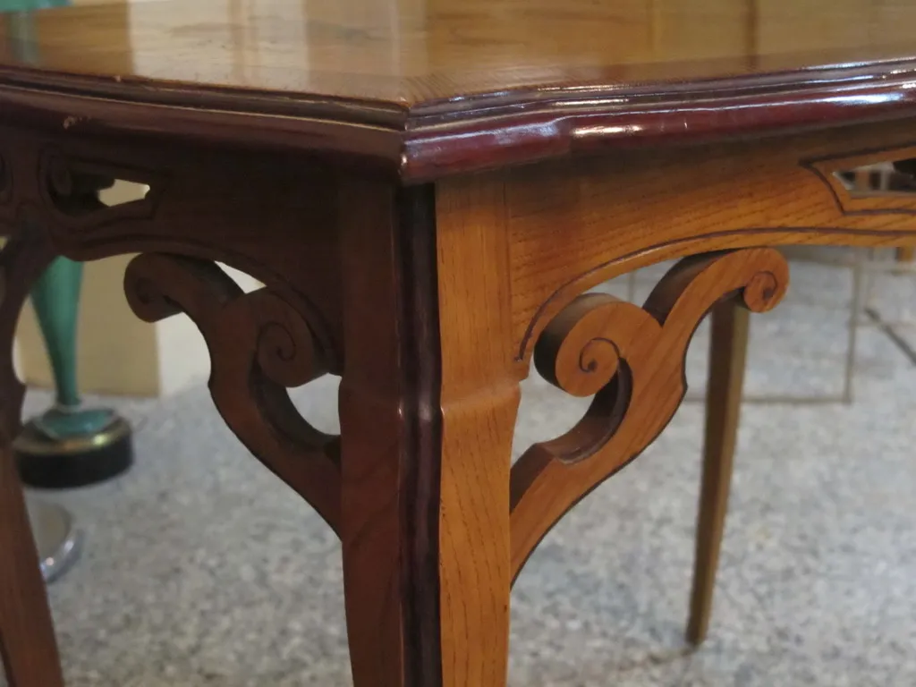 mesa antiga de émile gallé com design nas pernas em um cenário elegante