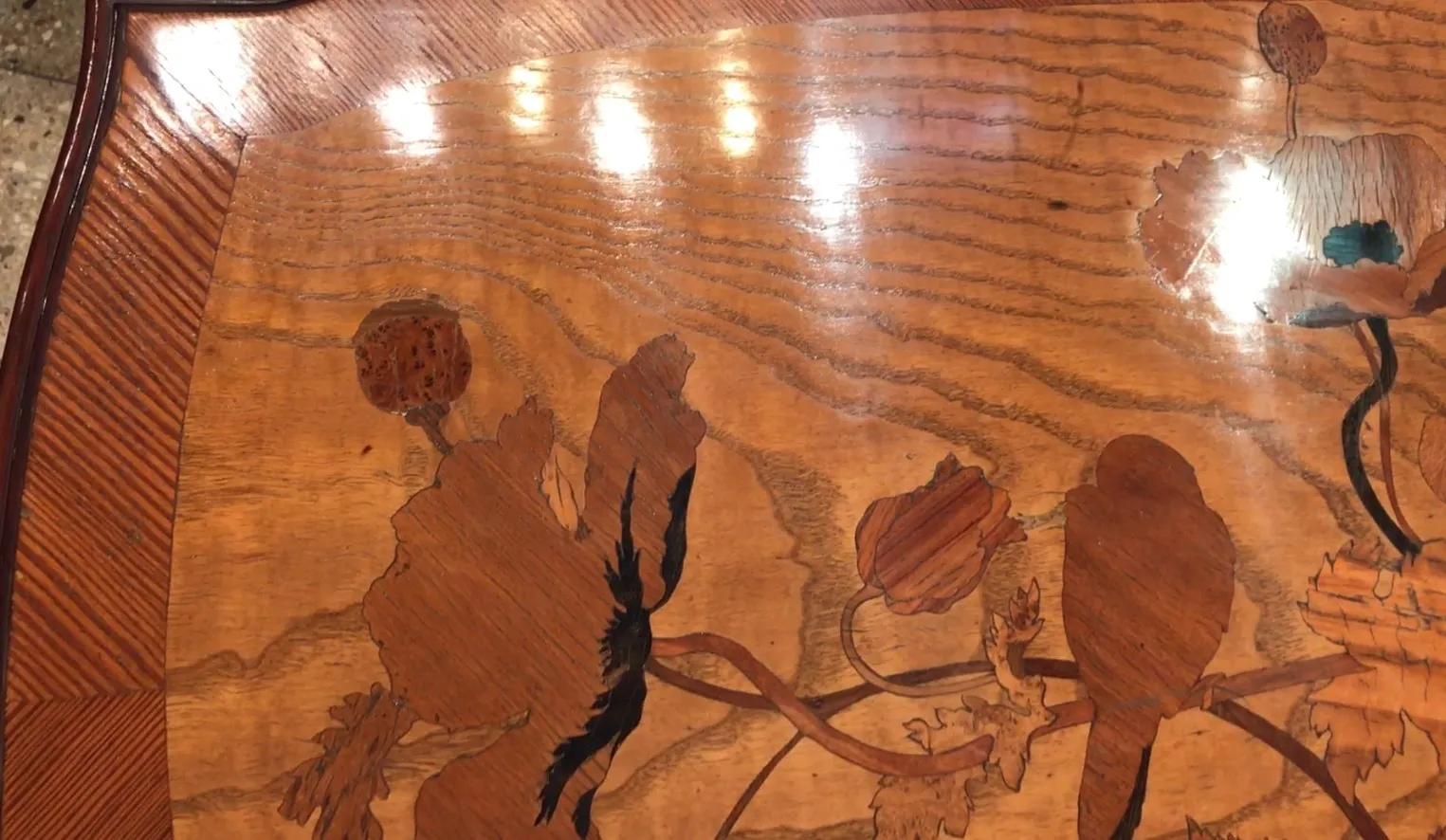 mesa antiga decorativa de émile gallé com desenhos florais e pássaros, elegante.