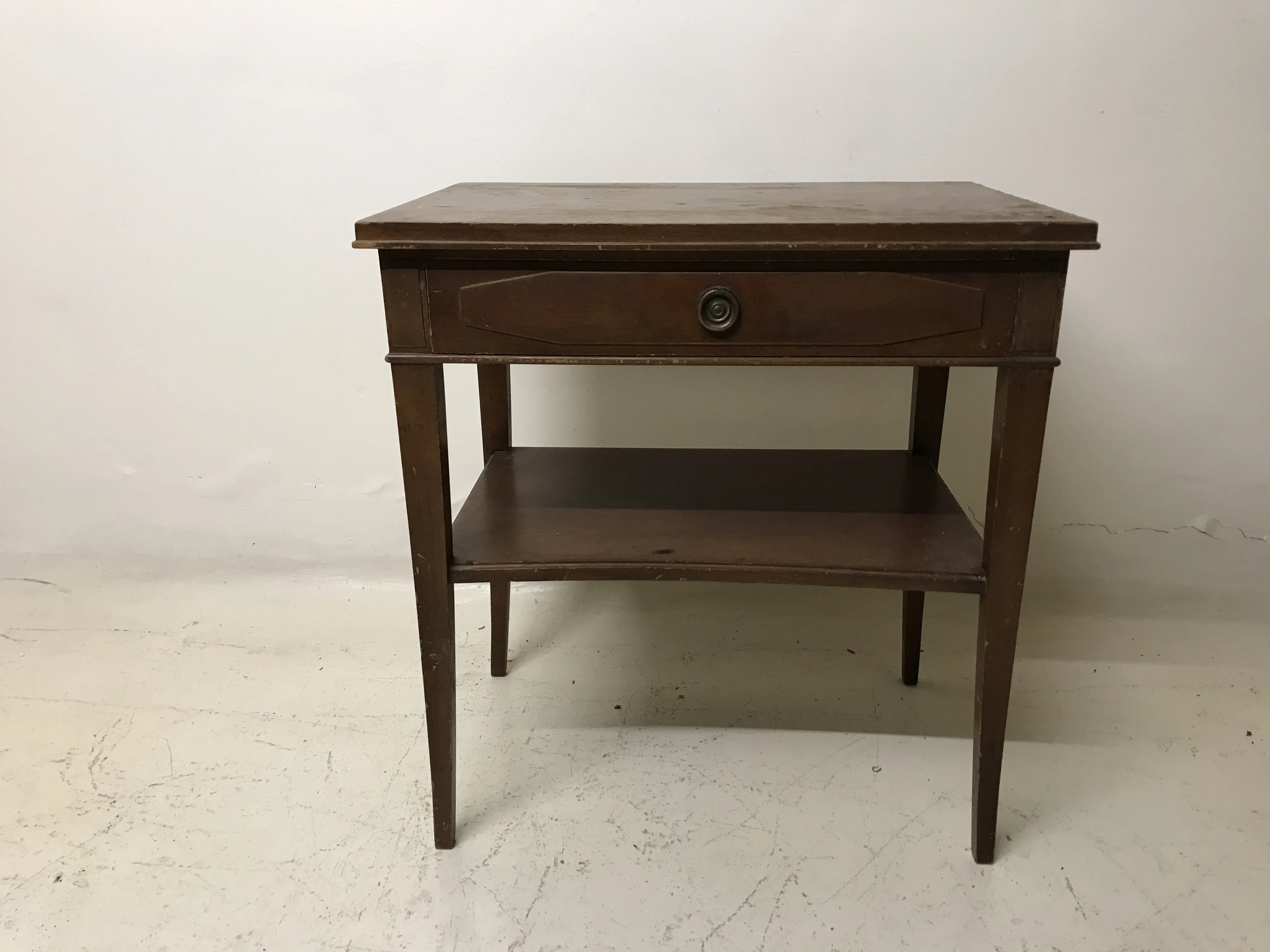 comodino antico con cassetto e ripiano inferiore