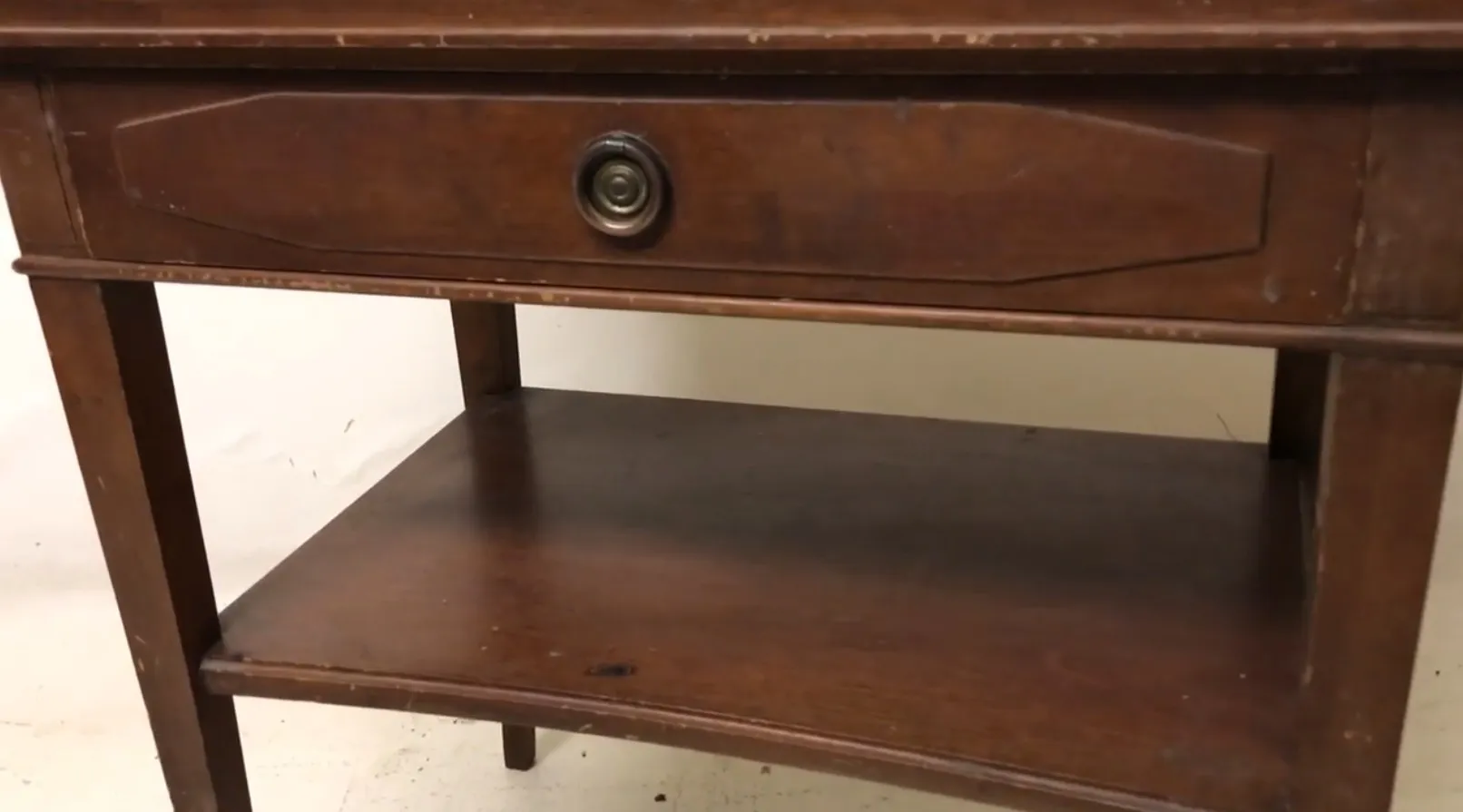 tavolo antico andré arbus con un design elegante e cassetto.