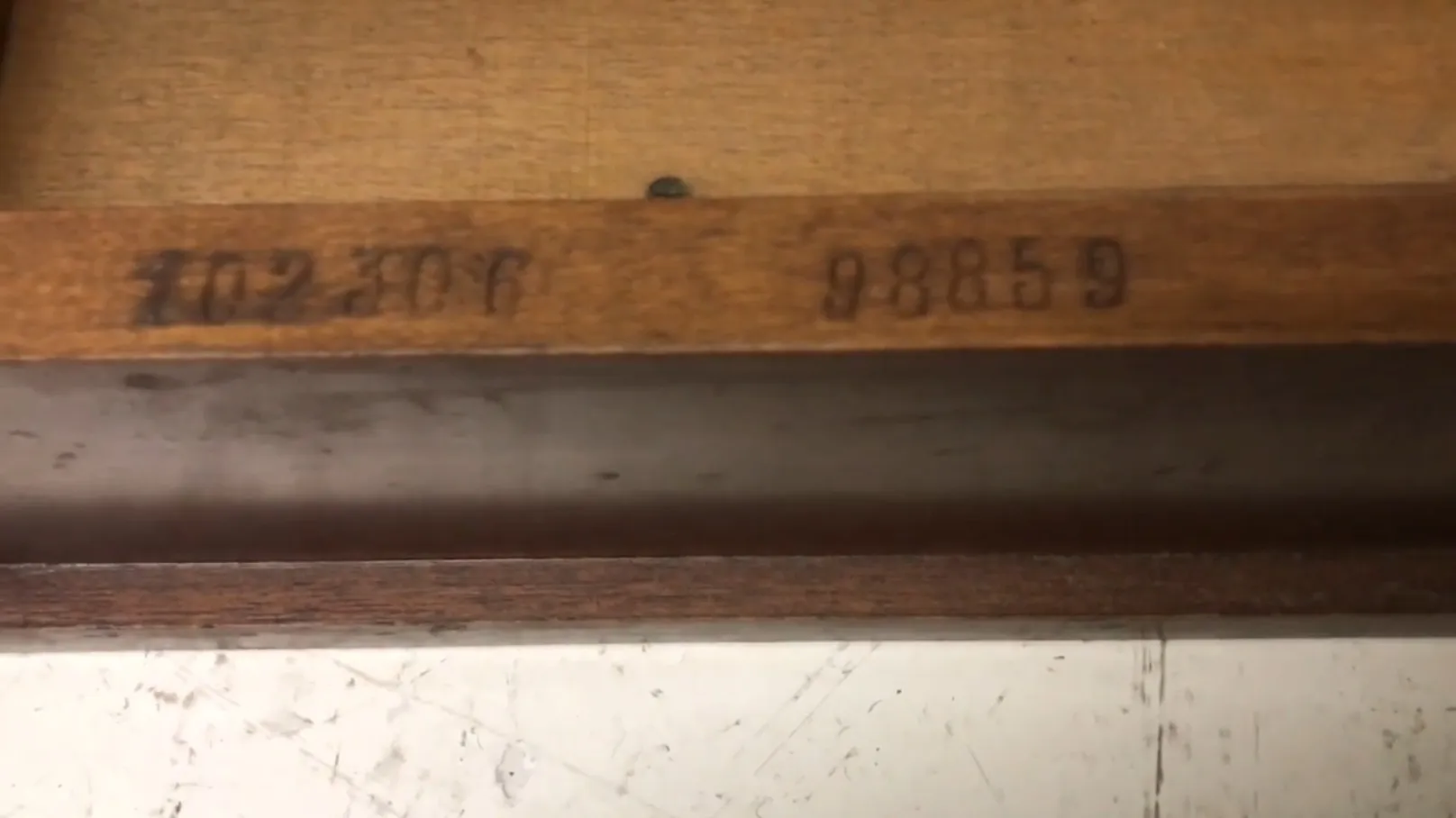 Mesa antiga com detalhes de André Arbus em um ambiente clássico