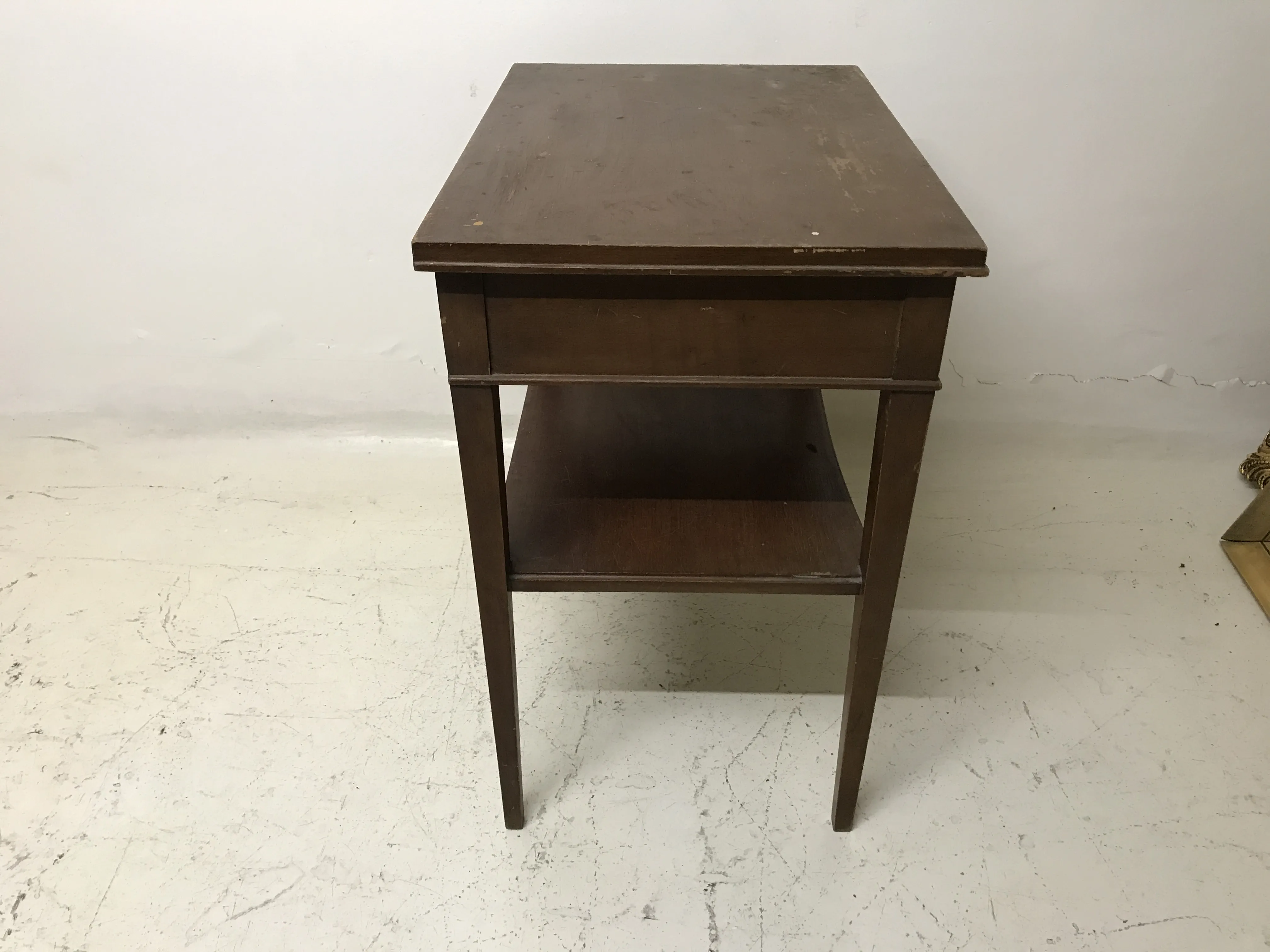 tavolo antico con design semplice ed elegante, ambiente minimalista