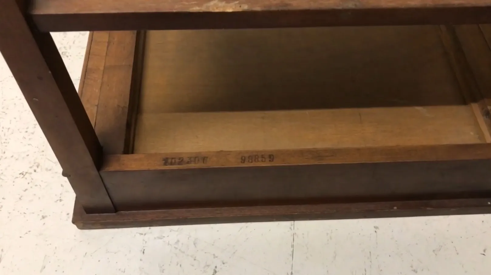 mesa antigua de madera con detalles decorativos, estilo andre arbus