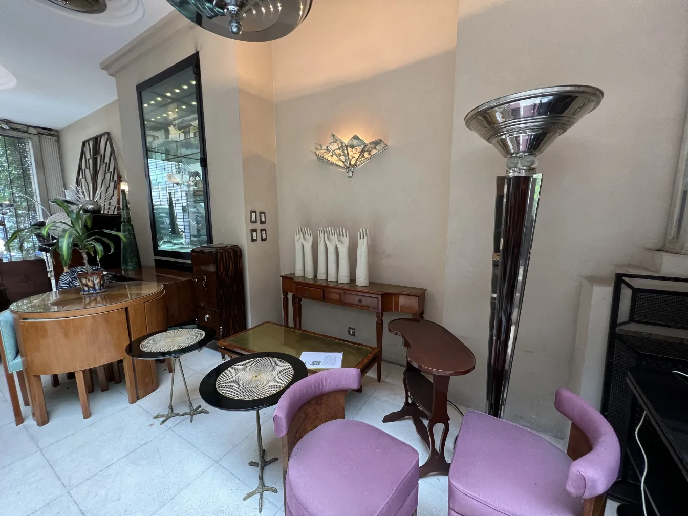 Duas mesinhas antigas decorativas em um ambiente elegante